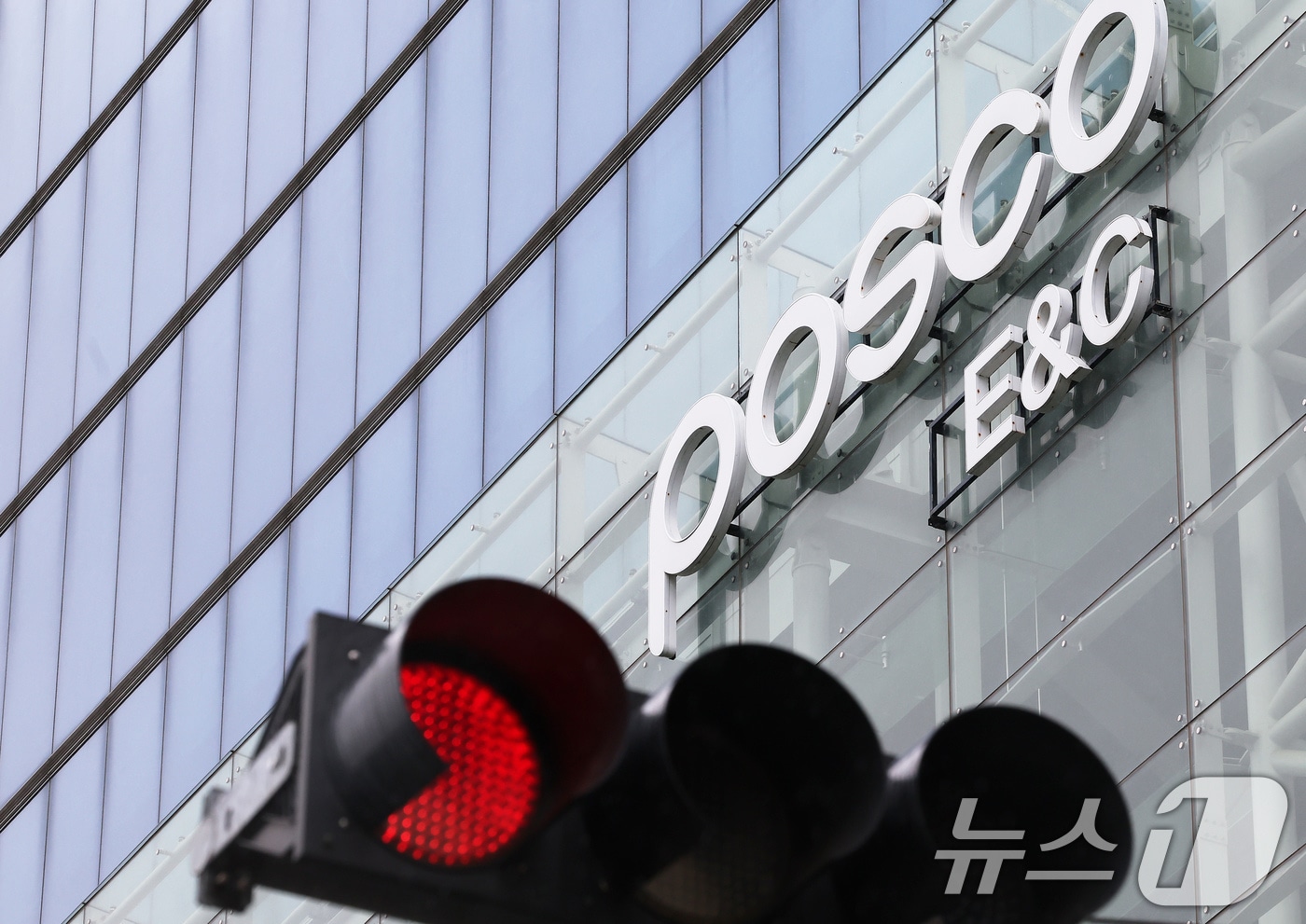 6일 인천 연수구 송도국제도시에 위치한 포스코이앤씨 송도사옥 앞 신호등에 빨간불이 켜져 있다. 이재명 대통령은 포스코이앤씨 공사 현장에서 잇따라 인명사고가 발생한 것에 대해 건설면허 취소·공공입찰 금지 방안을 검토하라고 지시했다. 2025.8.6/뉴스1 ⓒ News1 장수영 기자