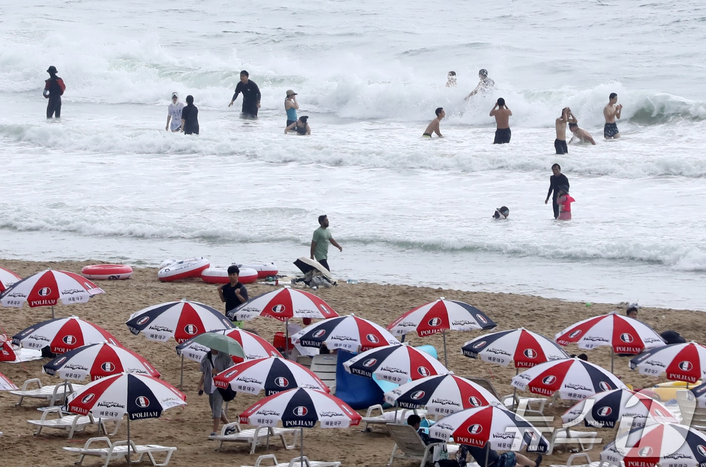 6일 오후 부산 해운대해수욕장을 찾은 피서객들이 물놀이를 즐기고 있다. 2025.8.6/뉴스1 ⓒ News1 윤일지 기자