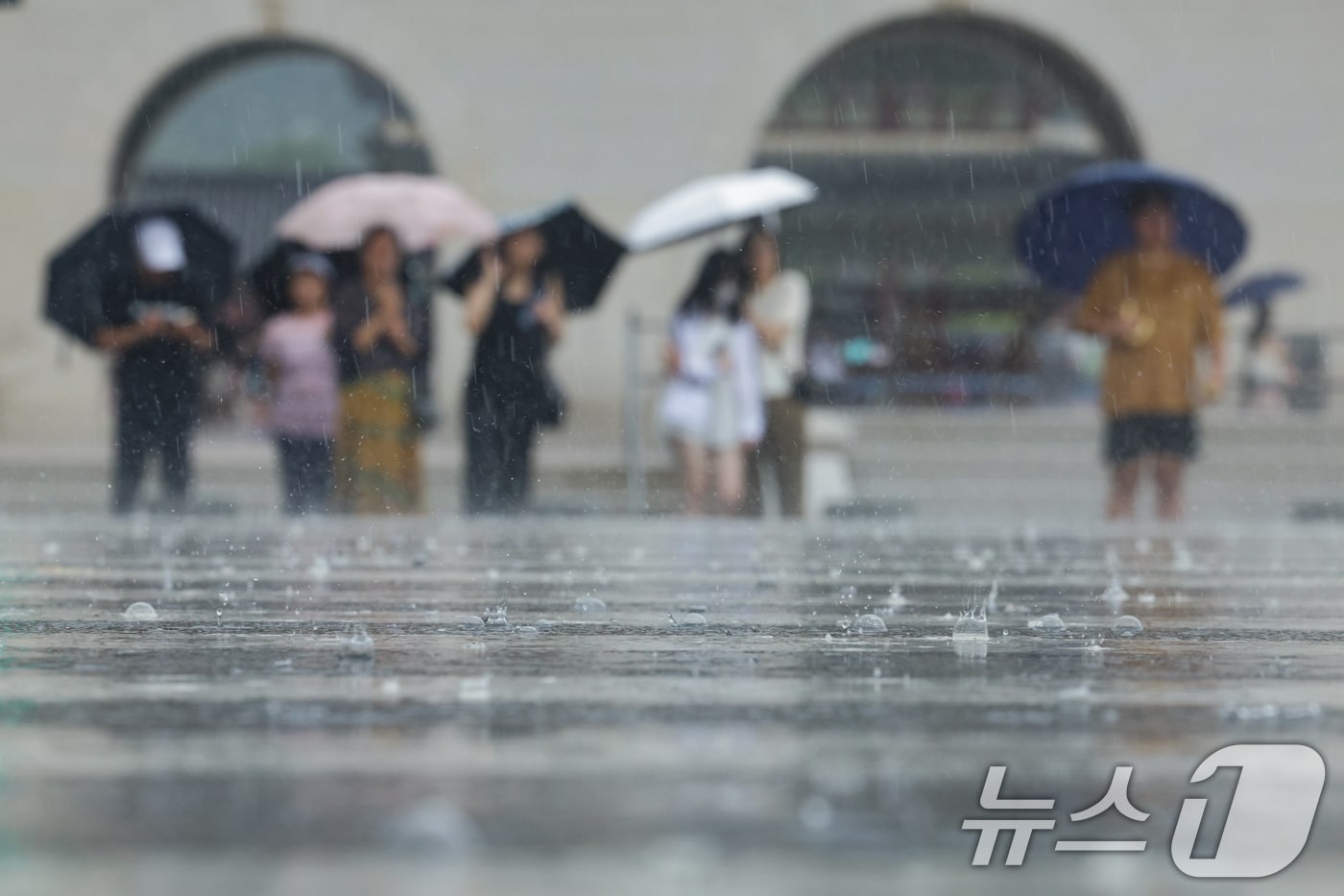 전국 곳곳에 호우 특보가 내려진 서울에 6일 오후 서울 경복궁에서 외국인 관광객들이 비를 피하고 있다. 기상청은 비구름이 오늘 전국으로 확산하고 밤에는 남부 지방에 비를 뿌릴 것으로 예보했다. 2025.8.6/뉴스1 ⓒ News1 신웅수 기자