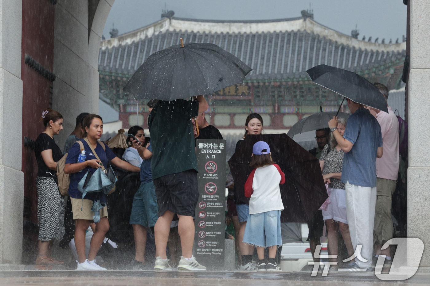 전국 곳곳에 호우 특보가 내려진 서울에 6일 오후 서울 경복궁에서 외국인 관광객들이 비를 피하고 있다. 기상청은 비구름이 오늘 전국으로 확산하고 밤에는 남부 지방에 비를 뿌릴 것으로 예보했다. 2025.8.6/뉴스1 ⓒ News1 신웅수 기자