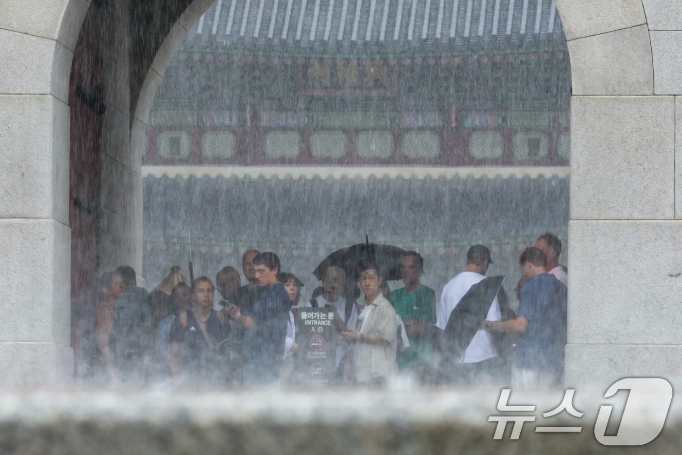 서울 경복궁에서 외국인 관광객들이 비를 피하고 있다. 기상청은 비구름이 오늘 전국으로 확산하고 밤에는 남부 지방에 비를 뿌릴 것으로 예보했다. 2025.8.6/뉴스1 ⓒ News1 신웅수 기자