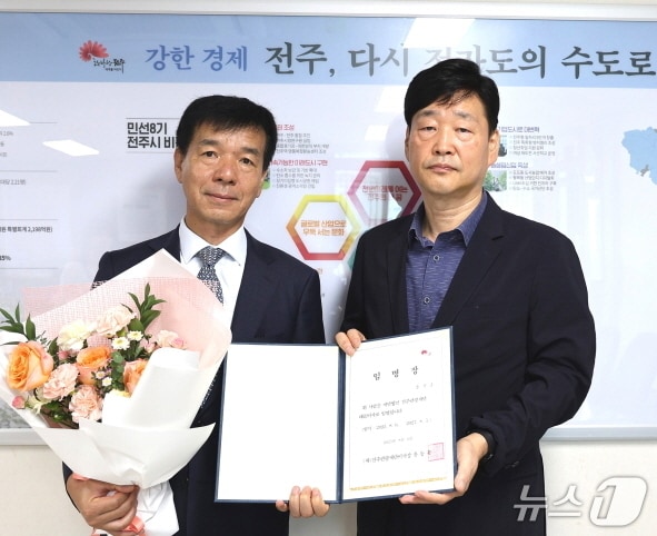 용선중 초대 전주광광재단 대표이사(사진 왼쪽)가 6일 윤동욱 전주부시장(전주관광재단 이사장)으로부터 임명장을 받았다.(전주시 제공, 재판매 및 DB 금지)/뉴스1