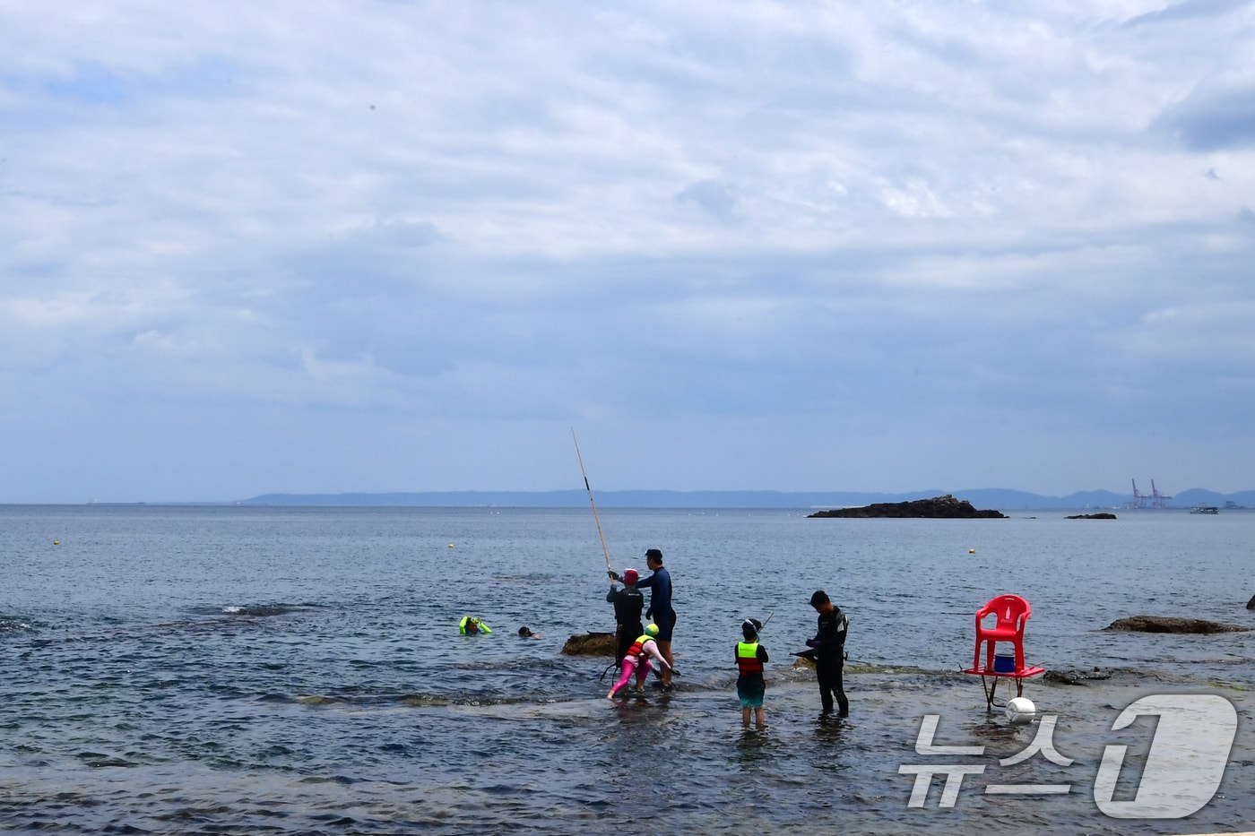 경북 포항시 북구 흥해읍 오도리 해안에서 피서객들이 낚시와 물놀이를 하며 더위를 식히는 모습. (자료사진) 2025.8.6/뉴스1 ⓒ News1 최창호 기자