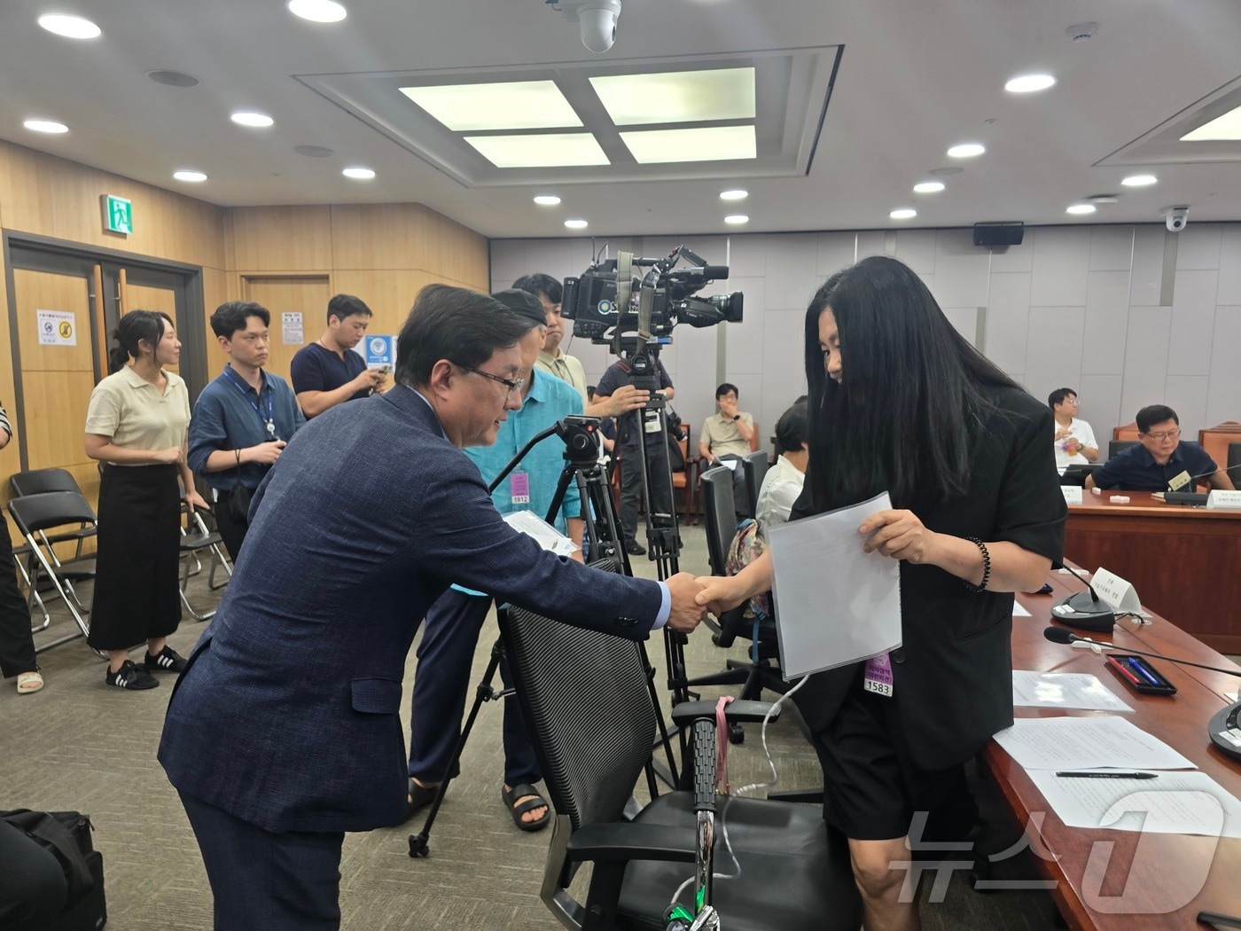 김성환 환경부 장관은 8월 6일 국회 의원회관 제1세미나실에서 피해자단체 대표들을 만나 간담회를 가지고, 피해자·유족에게 사과했다. 이 자리에는 더불어민주당의 안호영 국회 환경노동위원회 위원장도 참석했다. 사법부 판결 이후 장관이 직접 피해자·유족에게 사과한 것은 처음이다. 2025.8.6/뉴스1 ⓒ News1 황덕현 기후환경전문기자