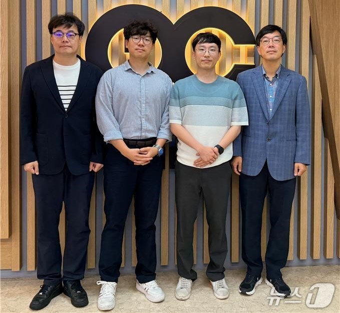 경북대와 카이스트 연구팀이 종이처럼 얇고 유연한 로봇 시트 개발에 성공했다. 왼쪽부터 카이스트 기계공학과 박인규 교수, 경북대 기계공학부 정용록 교수, 삼성전자 박현규 박사, 카이스트 기계공학과 김정 교수. (경북대 제공. 재판매 및 DB 금지)/뉴스1