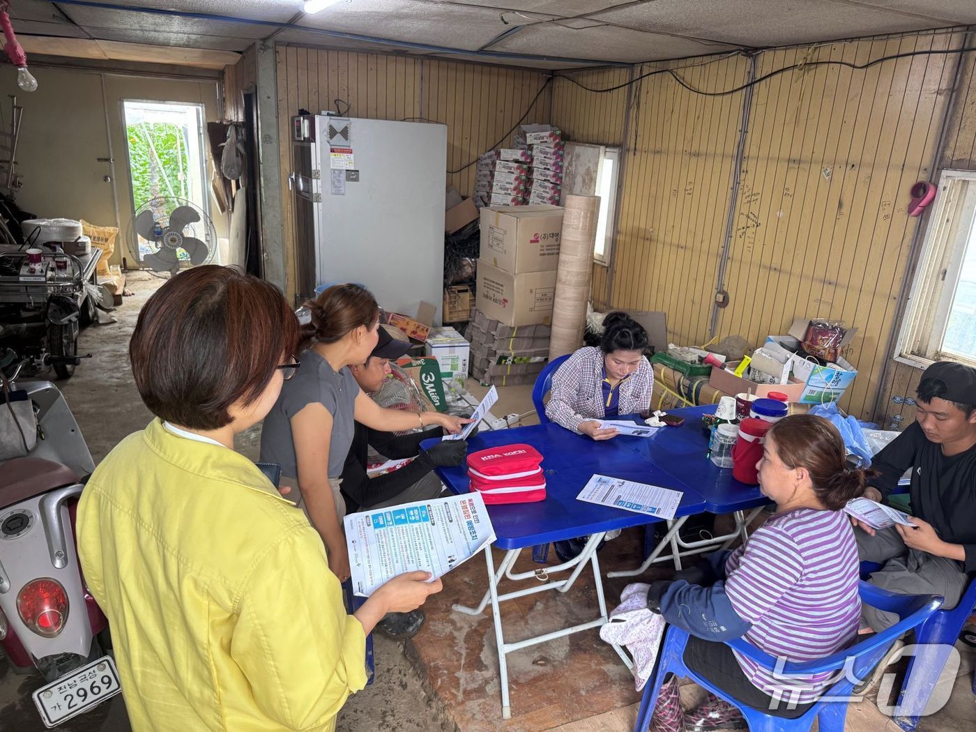 곡성군이  관내 외국인 계절근로자의 인권증진과 안전한 근로환경 조성을 위해 불시 현장점검을 실시하고있다 (곡성군 제공)