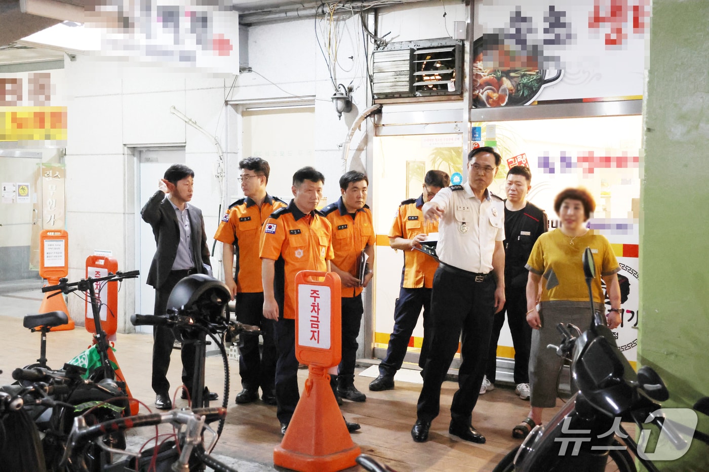 김재병 경기도소방재난본부장&#40;오른쪽 세 번째&#41;이 6일 오후 시흥시 필로티 구조 건축물 &#39;파인힐 오피스텔&#39;을 찾아 화재 안전 점검을 진행하고 있다. &#40;경기도소방재난본부 제공. 재판매 및 DB 금지&#41; 2025.8.6/뉴스1