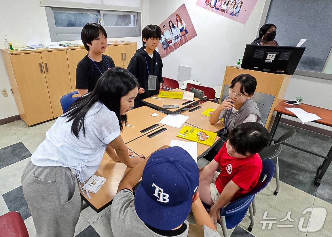대구경북영어마을 영어캠프에서 한국과 일본 초·중학생들이 함께 수업하는 모습. (영진전문대 제공. 재판매 및 DB금지)
