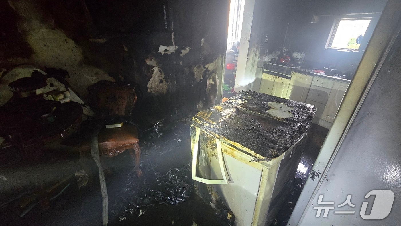 6일 오전 7시33분께 대전 서구 정림동의 한 아파트 4층에서 불이 나 1명이 다치고 16명이 대피했다.(대전소방본부 제공) /뉴스1