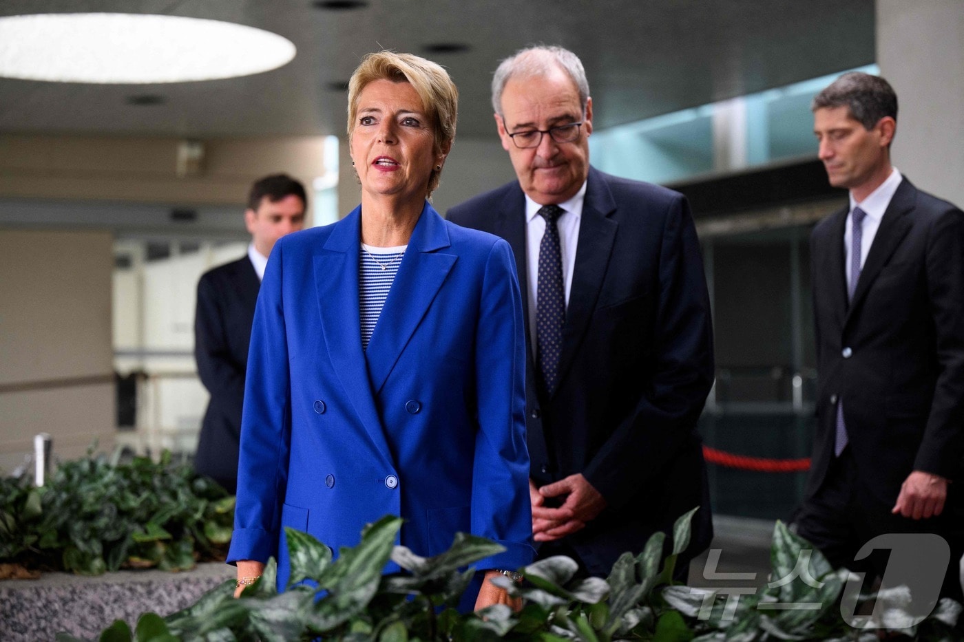 카린 켈러주터 스위스 대통령(왼쪽)과 기 파르믈랭 스위스 경제부 장관이 6일(현지시간) 워싱턴에서 마코 루비오 미국 국무장관과 회담을 마친 후 국무부를 떠나기 전 기자들과 질의응답 시간을 갖고 있다. 2025.8.6 <자료사진>ⓒ AFP=뉴스1 ⓒ News1 김경민 기자