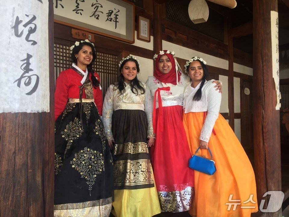 한국문화를 체험하는 외국인 유학생(UST 제공) /뉴스1