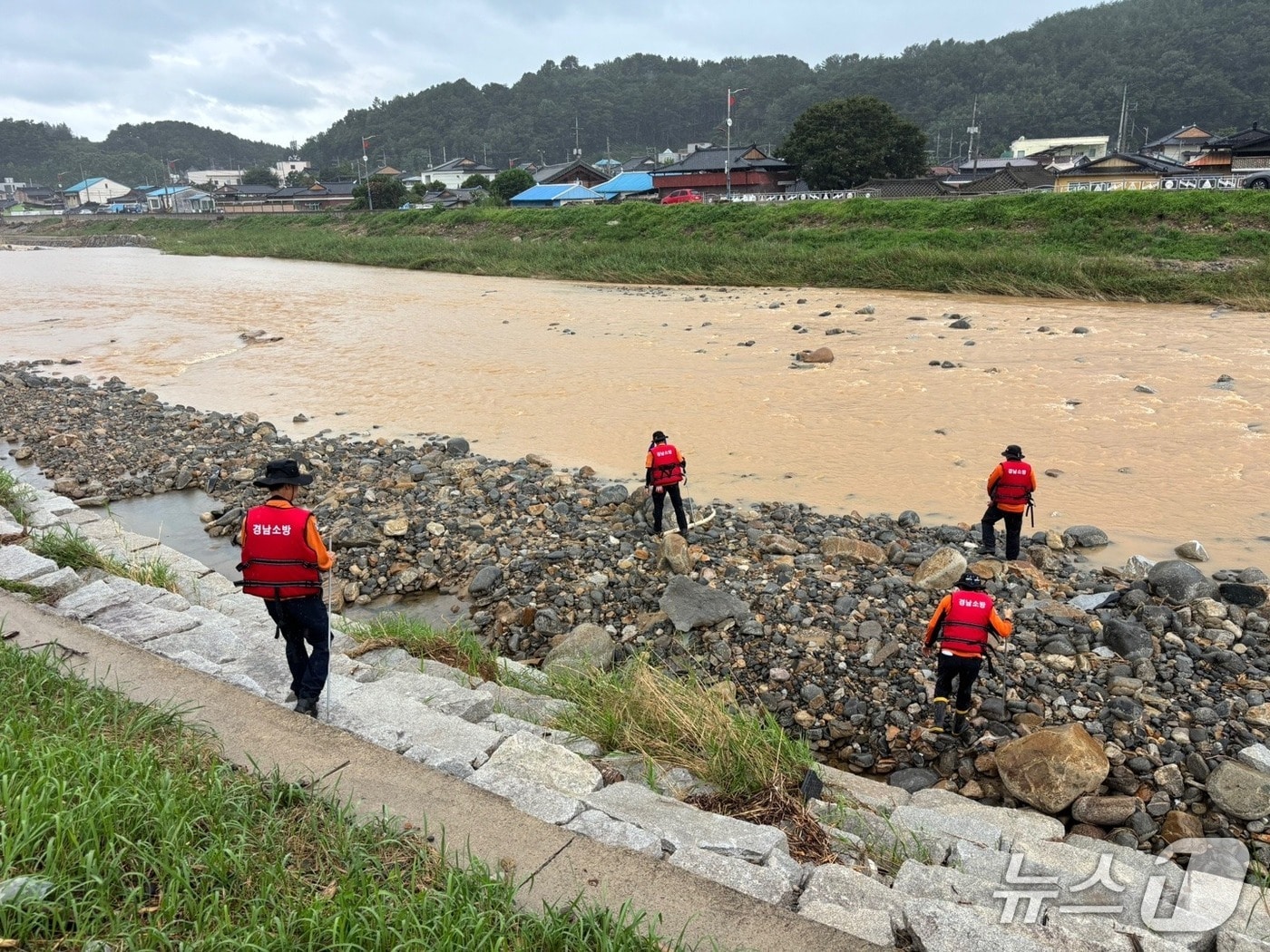 경남소방본부의 수변 수색 장면&#40;경남소방본부 제공. 재판매 및 DB금지&#41;.