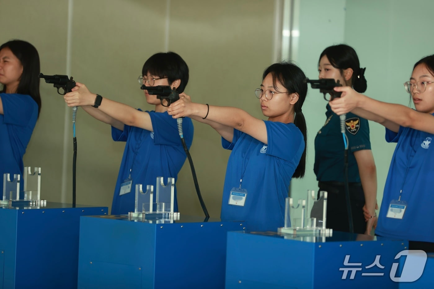 경찰대학 '청소년 폴리스 아카데미'에 참가한 학생들이 사격훈련을 체험해 보고 있다. (경찰청 제공)