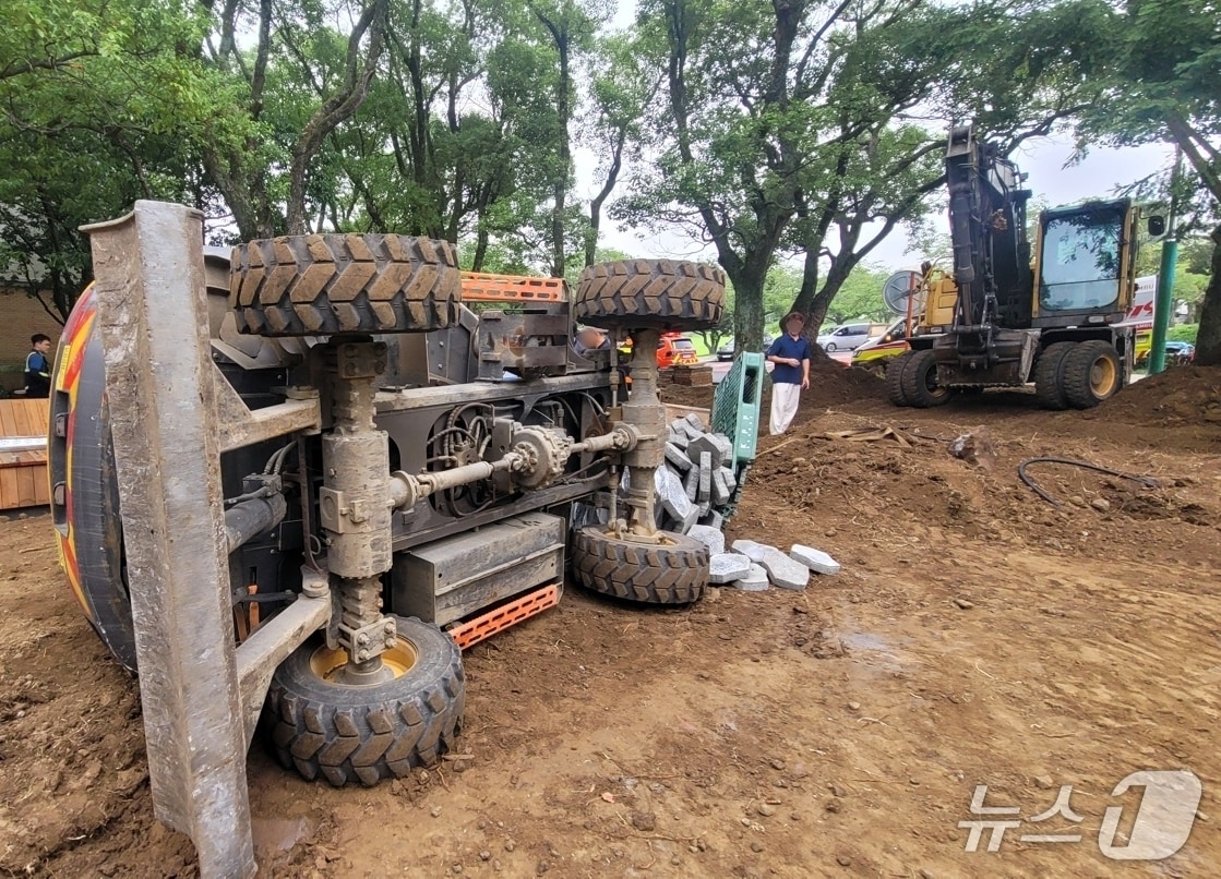 7일 제주시 아라이동 공사장에서 포크레인이 쓰러졌다.(제주도소방안전본부 제공. 재판매 및 DB 금지)