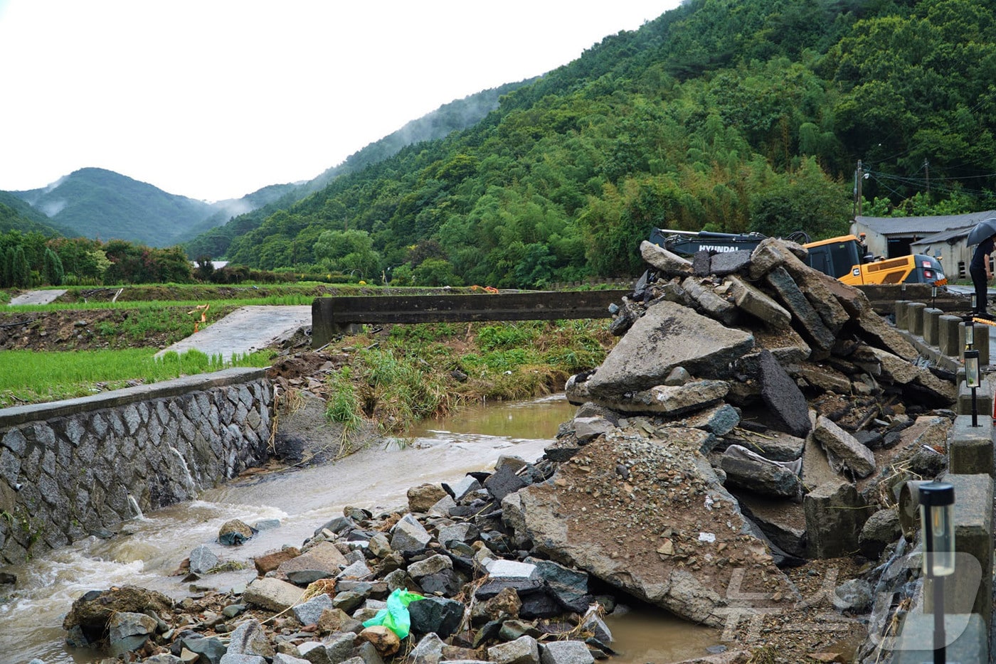 7월 중순 내린 극한 호우로 다리가 무너진 문평면 현장.(나주시 제공, 재배포 및 DB 금지) /뉴스1