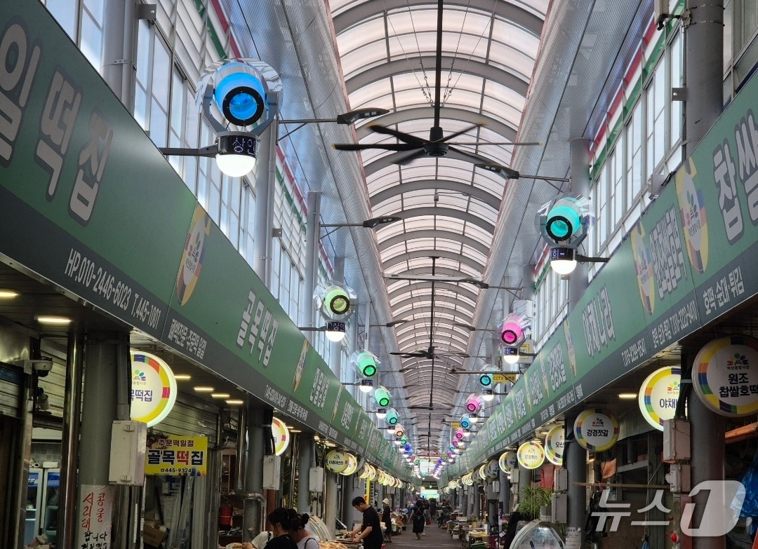 군산시가 역전종합시장에 상인과 이용객들을 위해 무더위를 식힐 수 있는 쿨링포그를 설치했다.(군산시 제공. 재판매 및 DB금지)