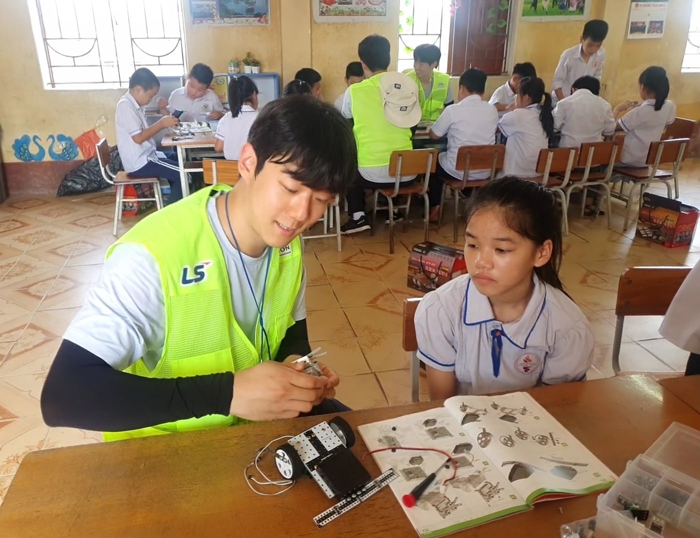 LS 대학생 해외봉사단 28기 단원들이 베트남 팜타이 초등학교에서 학생들을 대상으로 과학키트 만들기 체험학습을 진행하고 있다(LS 제공). ⓒ 뉴스1