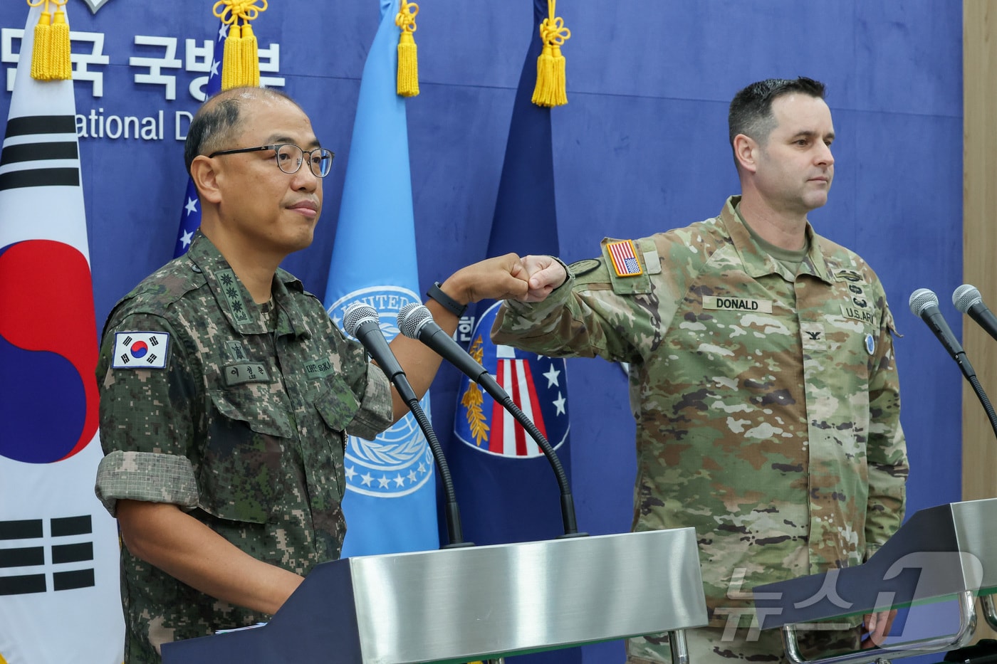 이성준 합동참모본부 공보실장&#40;왼쪽&#41;과 라이언 도널드 유엔사·연합사·주한미군사 공보실장이 7일 오전 서울 용산구 국방부 브리핑룸에서 25년 을지 자유의 방패&#40;UFS&#41; 연습 한미 공동브리핑을 하고 있다. 2025.8.7/뉴스1 ⓒ News1 사진공동취재단