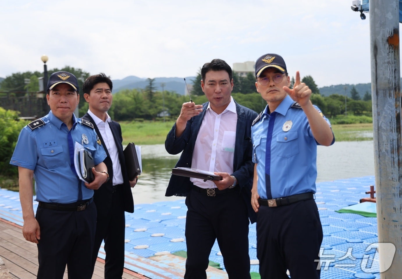 김성종 동해지방해양경찰청장(오른쪽 첫 번째)은 6~7일 APEC 정상회의가 열리는 경주와 경제인 숙소로 활용될 플로팅 호텔(Floating Hotel) 운용 관련 포항 일대 현장을 점검했다.(동해해경청 제공, 재판매 및 DB 금지) 2025.8.7/뉴스1