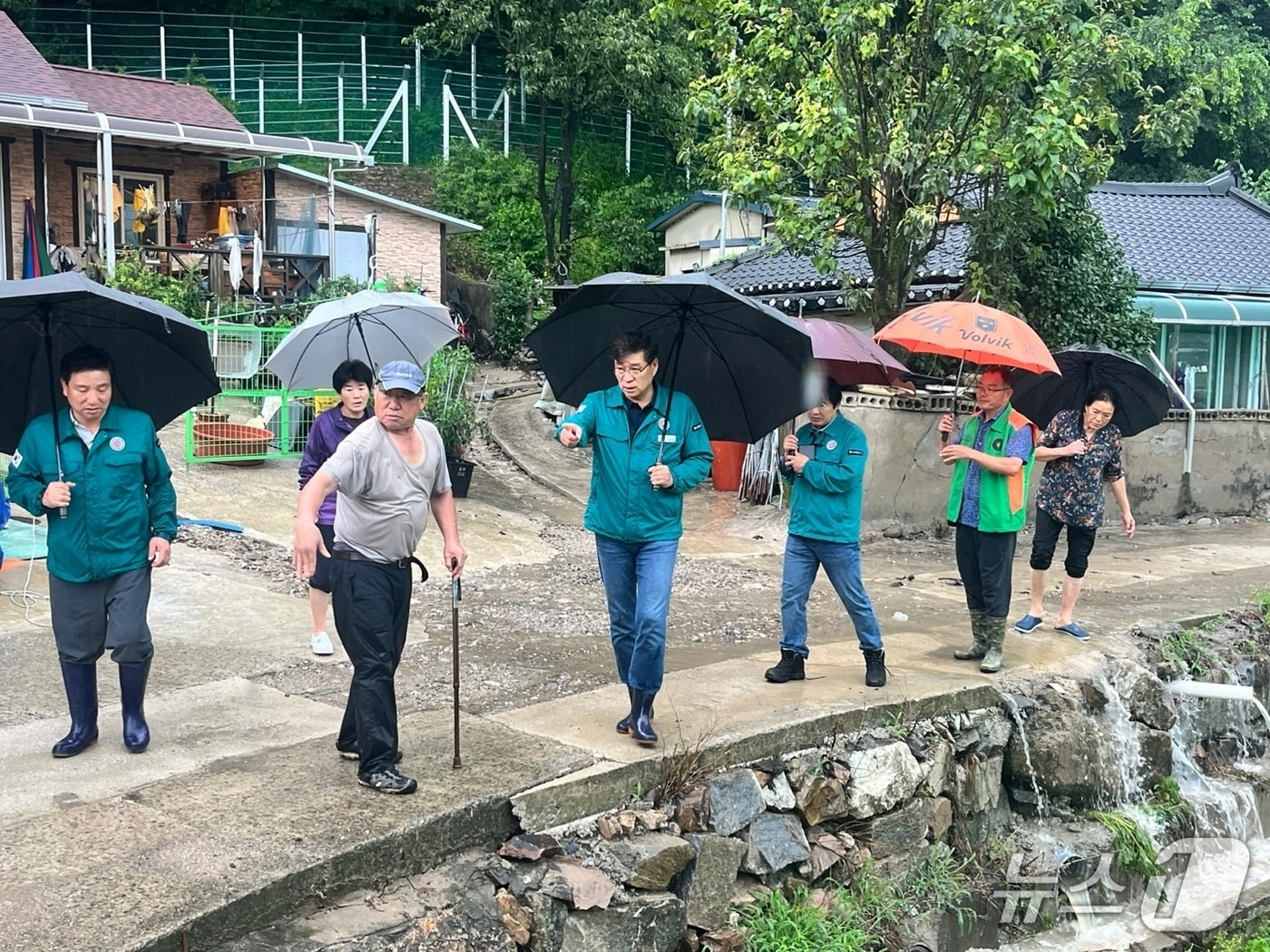 진병영 함양군수가 지역의 수해 피해 현장을 점검하고 있다(함양군 제공. 재판매 및 DB금지)