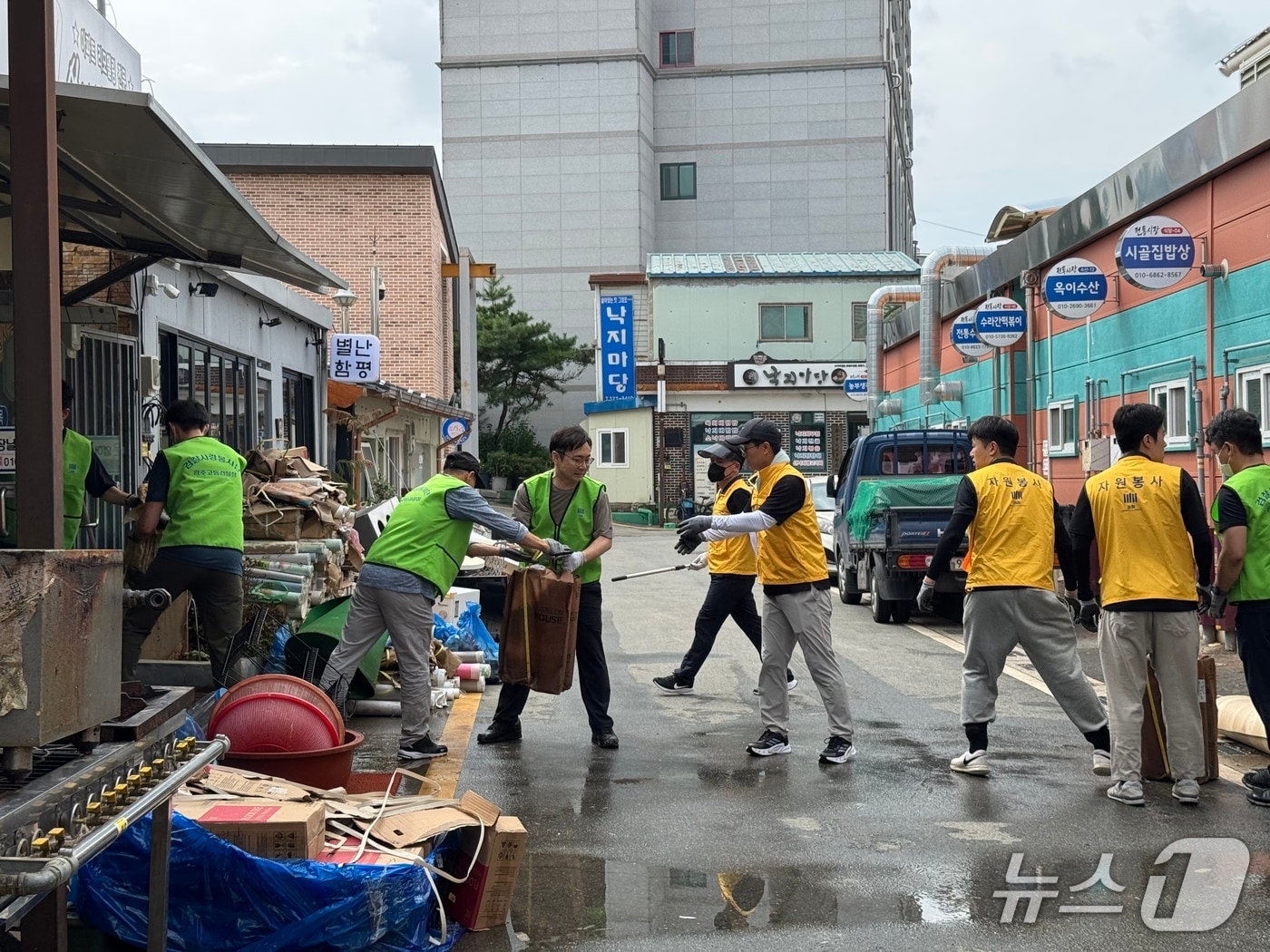 송강 광주고검 검사장을 비롯한 검찰 관계자들이 7일 전남 함평을 찾아 수해 복구 작업을 돕고 있다.(광주고검 제공. 재판매 및 DB 금지) 2025.8.7