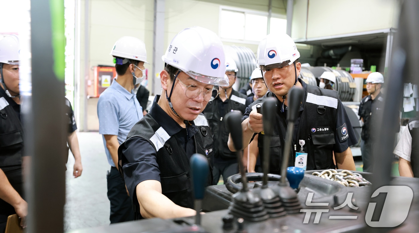 김영훈 고용노동부 장관이 안전한 일터 프로젝트 제3차 불시점검으로 7일 경기 안양시에 위치한 제조업 사업장을 방문해 끼임사고 예방을 위한 핵심안전수칙 준수 여부를 집중 점검하고 있다. (고용노동부 제공. 재판매 및 DB 금지) 2025.8.7/뉴스1