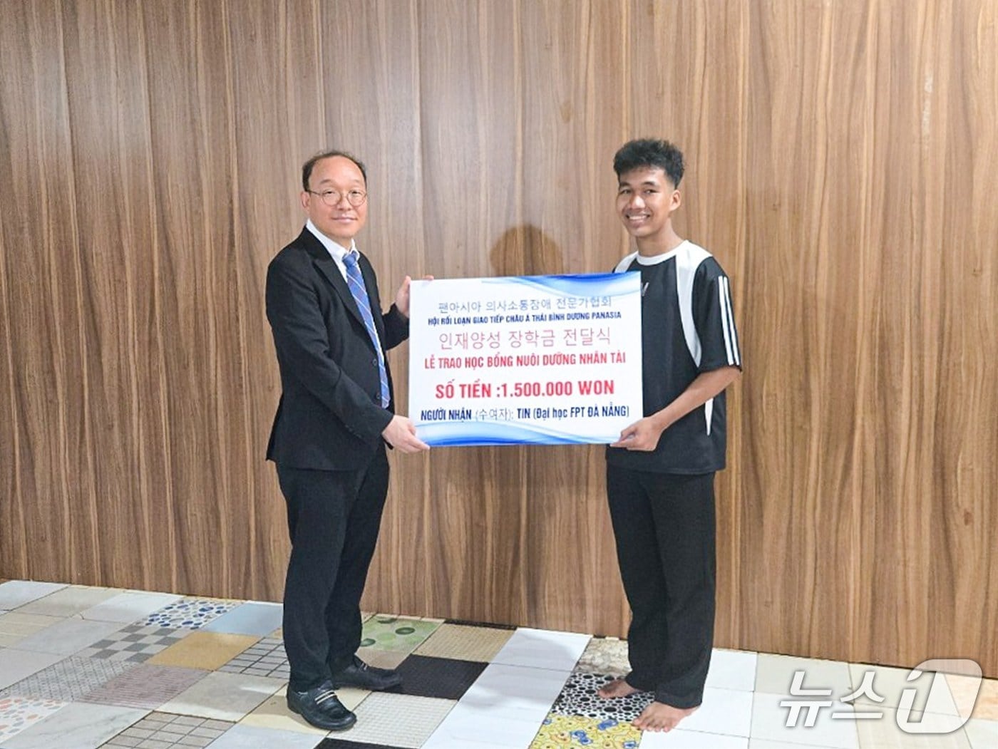 탁평곤 교수가 베트남 소수민족 지역인 뿔레이꾸(Pleiku)를 방문해 ‘Pan아시아 의사소통장애 전문가협회’에서 조성한 장학금을 현지 대학생에게 전달하고 있다.(우송대 제공.재판매 및 DB금지)/뉴스1