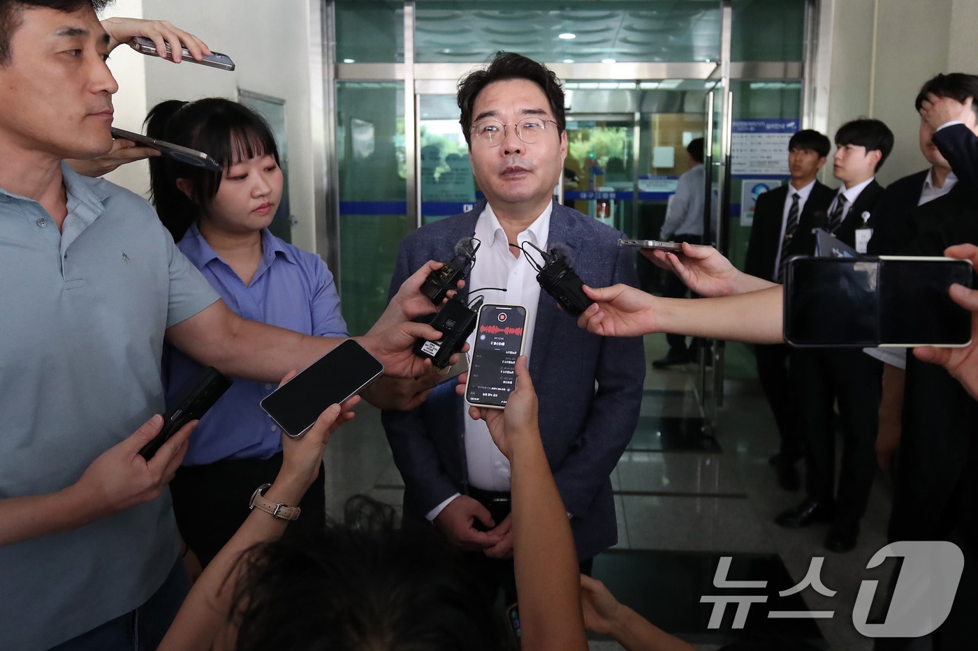정치자금법 위반 혐의로 기소된 윤석준 대구 동구청장이 지난 7일 오후 대구지법에서 열린 1심 선고 공판에서 당선 무효형에 해당하는 벌금 200만 원을 선고받은 뒤 입장을 밝히고 있다. 2025.8.7/뉴스1 ⓒ News1 공정식 기자