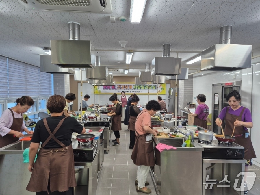 부산 중구 '맛있게, 건강하게 저당요리교실' 참가자들이 요리를 만들고 있다.(중구 제공. 재판매 및 DB 금지)
