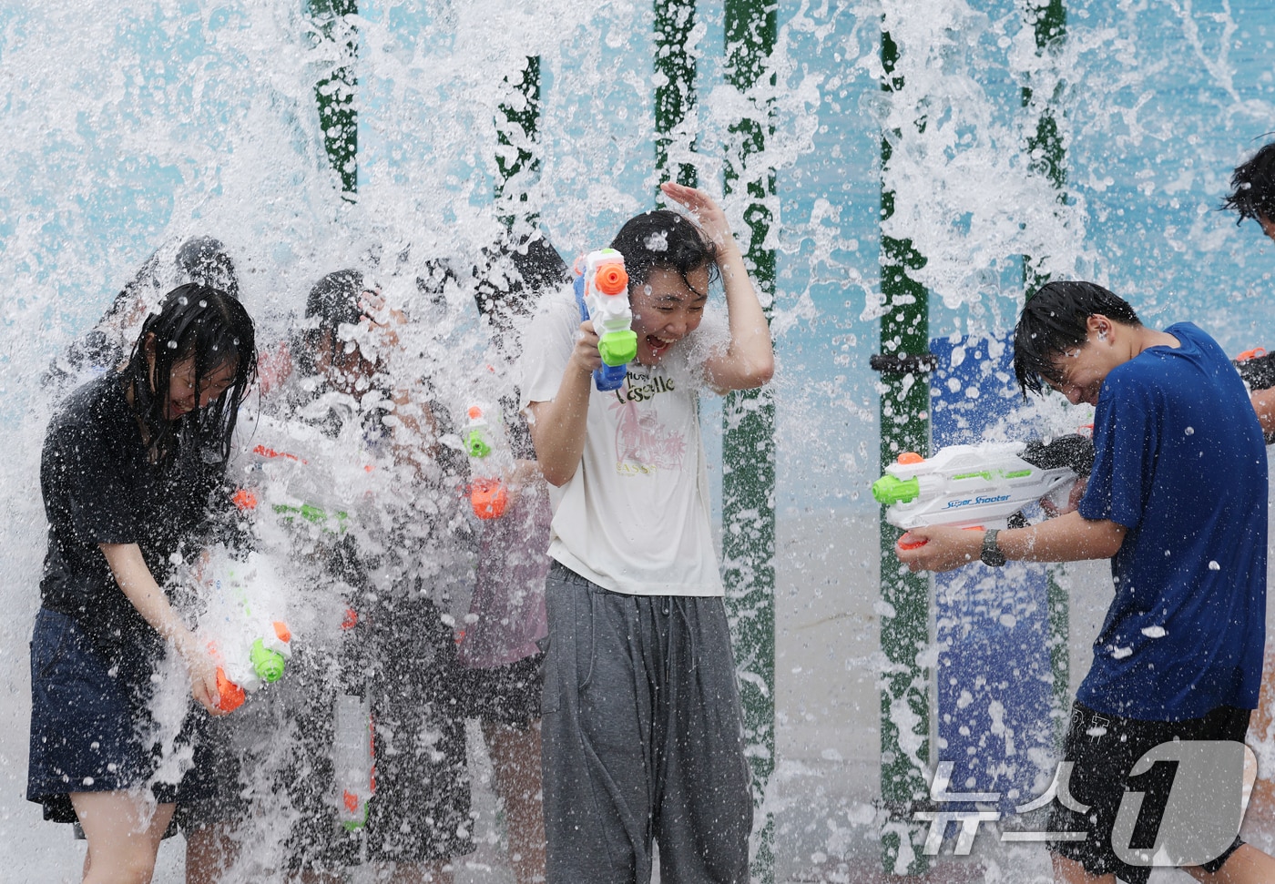 절기상 입추&#40;立秋&#41;인 7일 오후 경기 용인시 기흥구 한국민속촌을 찾은 아이들이 시원한 물을 맞으며 더위를 식히고 있다. 2025.8.7/뉴스1 ⓒ News1 김영운 기자