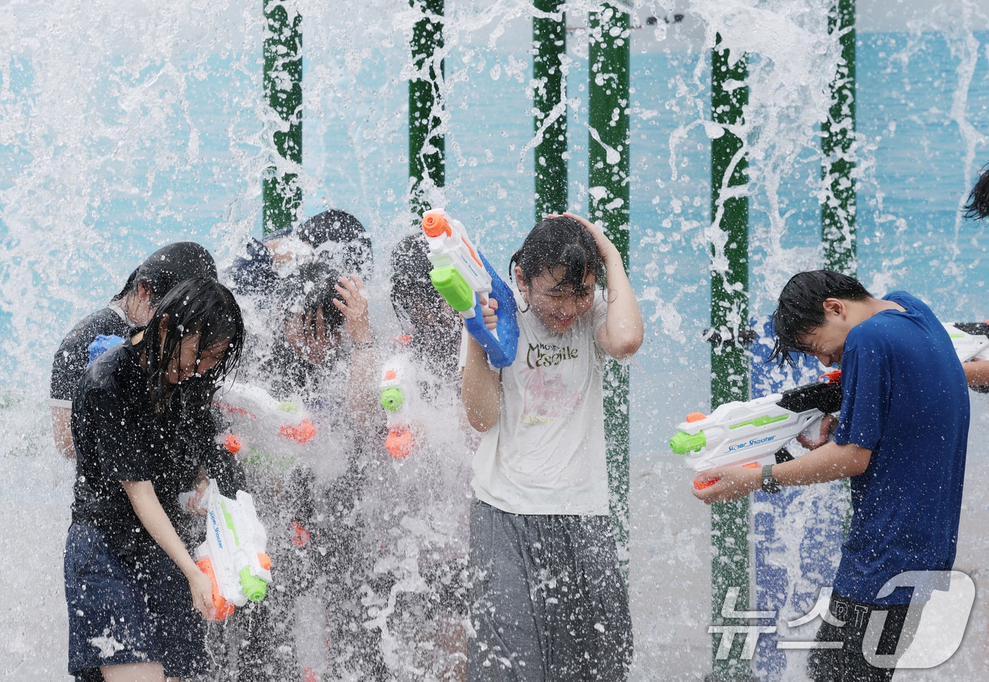 경기 용인시 기흥구 한국민속촌을 찾은 아이들이 시원한 물을 맞으며 더위를 식히고 있다. 2025.8.7/뉴스1 ⓒ News1 김영운 기자
