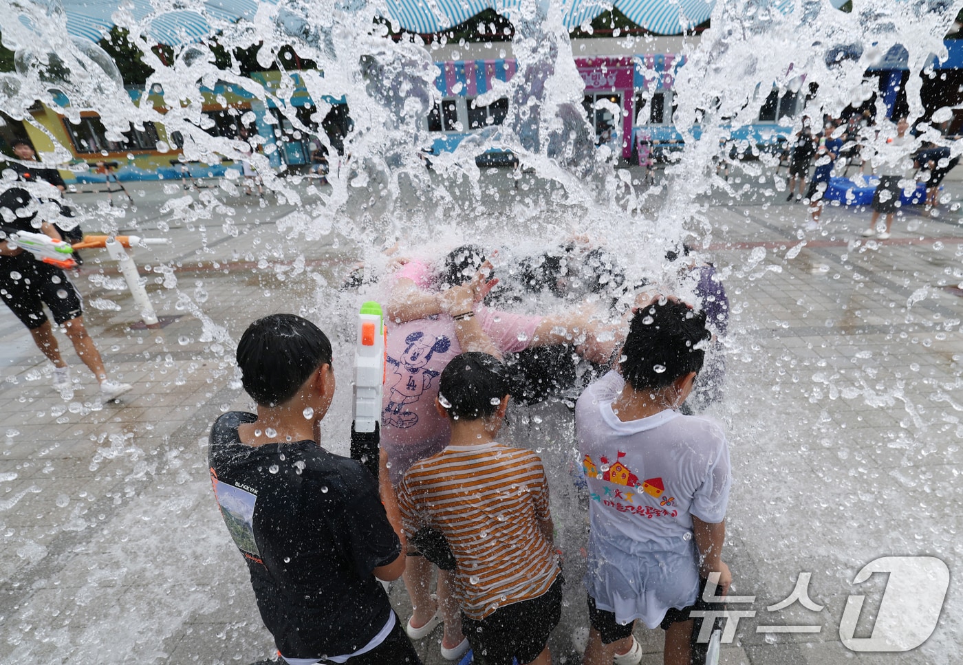아이들이 시원한 물을 맞으며 더위를 식히고 있다. 2025.8.7/뉴스1 ⓒ News1 김영운 기자