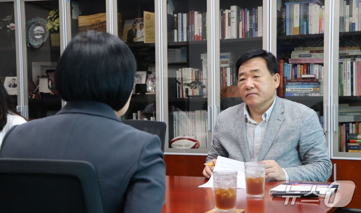 박성민 국민의힘 의원(오른쪽)이 7일 한성숙 중소벤처기업부 장관(왼쪽)을 만나 울산의 창업 경쟁력 제고를 위한 정부의 지원을  요청하고 있다.(박성민 의원실 제공. 재판매 및 DB금지)/뉴스1