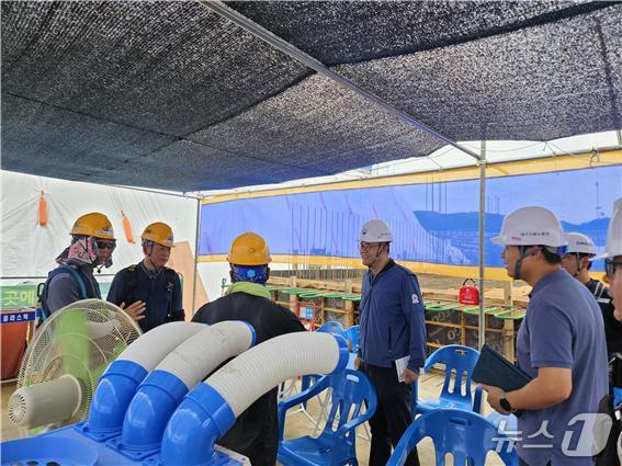 대구지방고용노동청이 7일 건설현장을 방문해 근로자들의 작업 환경을 점검했다.(대구지방고용노동청 제공.재판매 및 DB 금지)