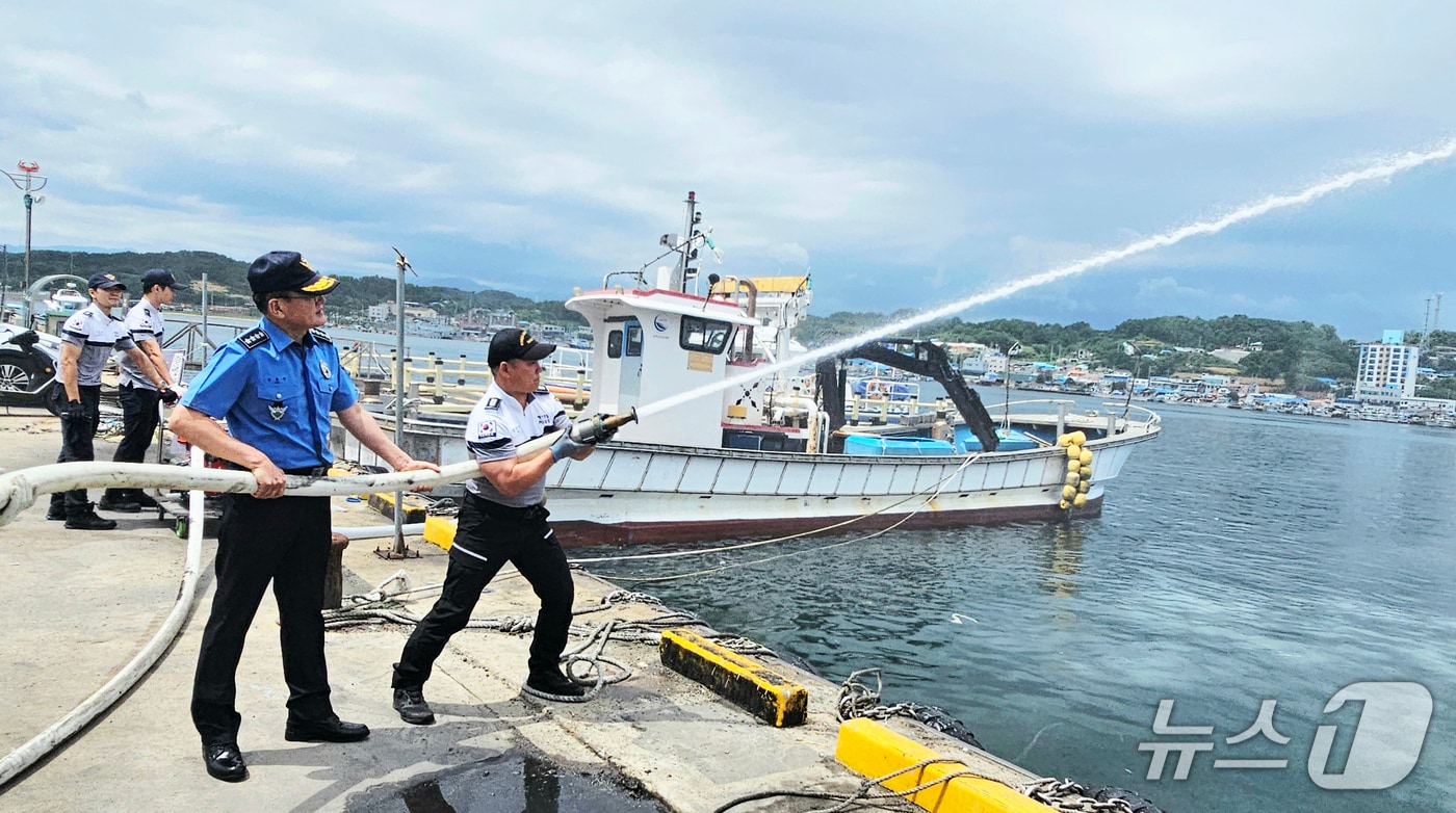 김용진 해양경찰청장이 7일 울진해양경찰서 죽변파출소에서 동력펌프를 점검했다. (울진해양경찰서 제공, 재판매 및 DB금지)2025.8.7/뉴스1 
