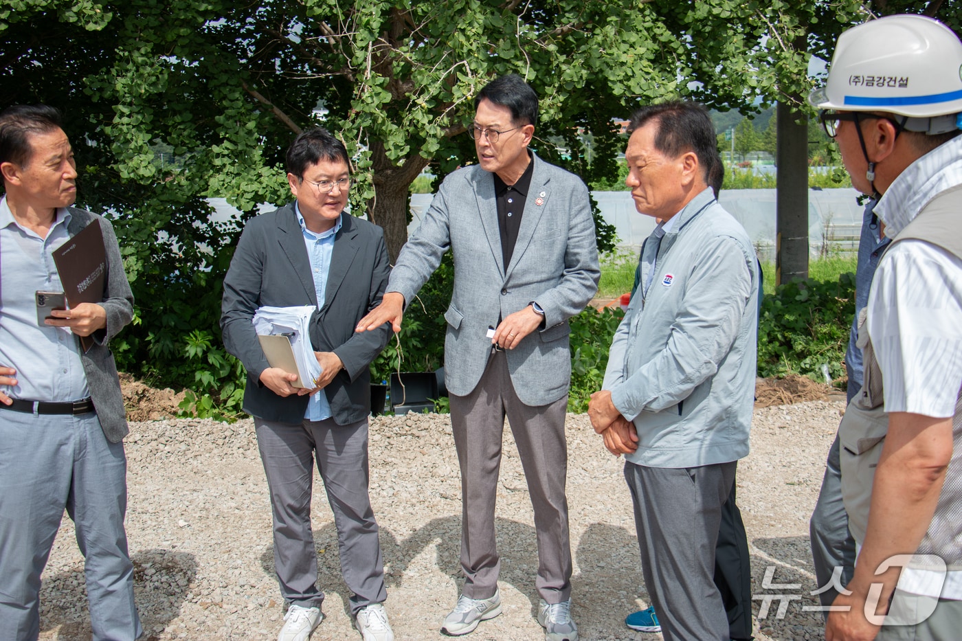 이순걸 울산 울주군수가 7일 대체주차장 예정 부지를 찾아 현장을 둘러보고 조속한 사업 추진을 당부했다. (울주군 제공. 재판매 및 DB금지)/뉴스1