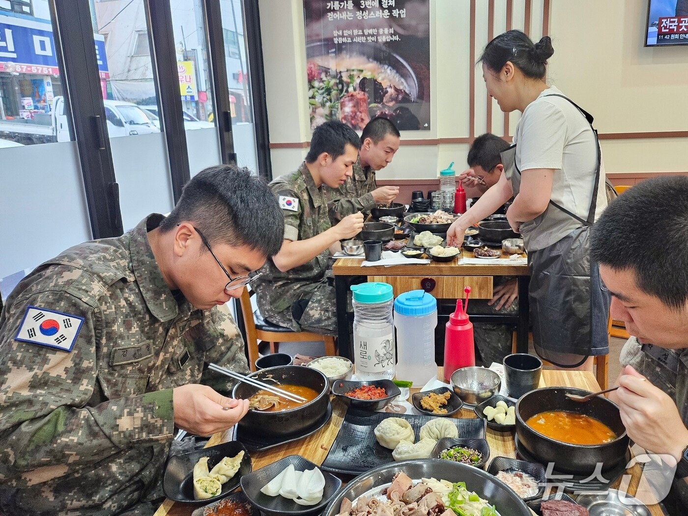 육군 31보병사단 비호여단 장병들이 6일 광주 북구 골목식당에서 점심을 사먹으며 지역 상생 활동을 펼치고 있다.&#40;31사단 제공. 재판매 및 DB 금지&#41; 2025.8.7