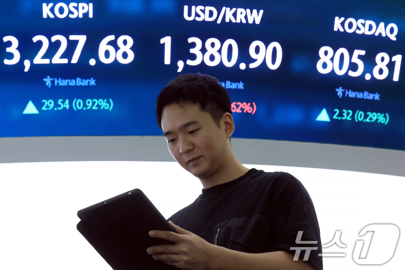 7일 오후 서울 중구 하나은행 본점 딜링룸 전광판에 증시가 표시되고 있다. (자료사진) 2025.8.7/뉴스1 ⓒ News1 박정호 기자