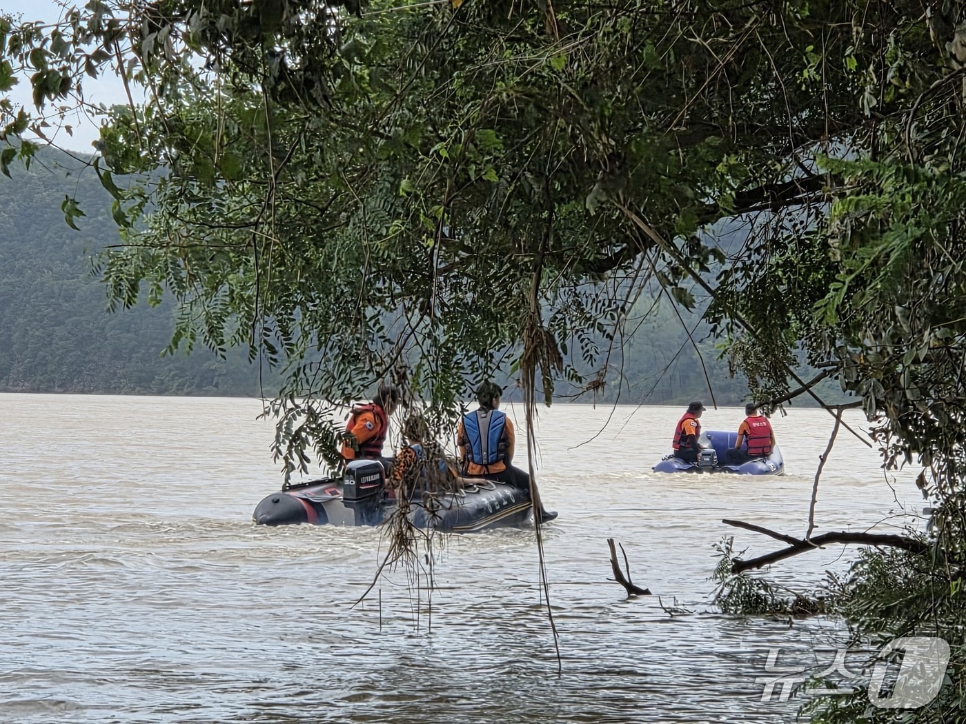 경남소방본부가 실종자를 찾기 위해 산청군 신안면 소이교 주변 하천을 수색하고 있다&#40;경남소방본부 제공. 재판매 및 DB금지&#41;