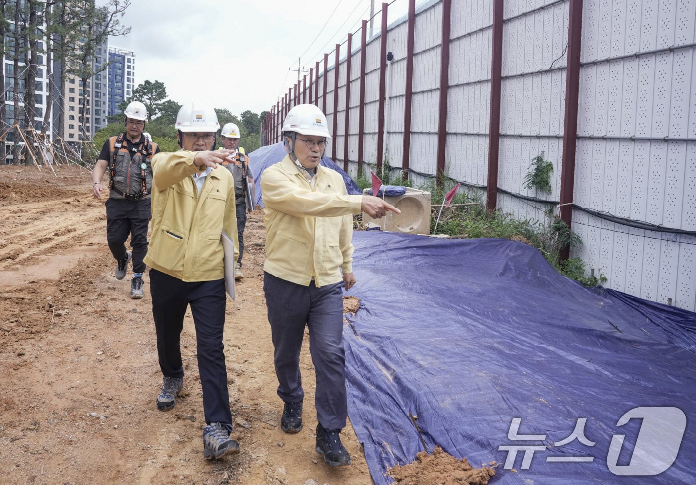강기정 광주시장이 7일 서구 금호동 아파트 건설현장을 찾아 지난 3일 집중호우로 인한 토사유출 현장을 점검하고 있다.(광주시 제공. 재판매 및 DB 금지) 2025.8.7/뉴스1