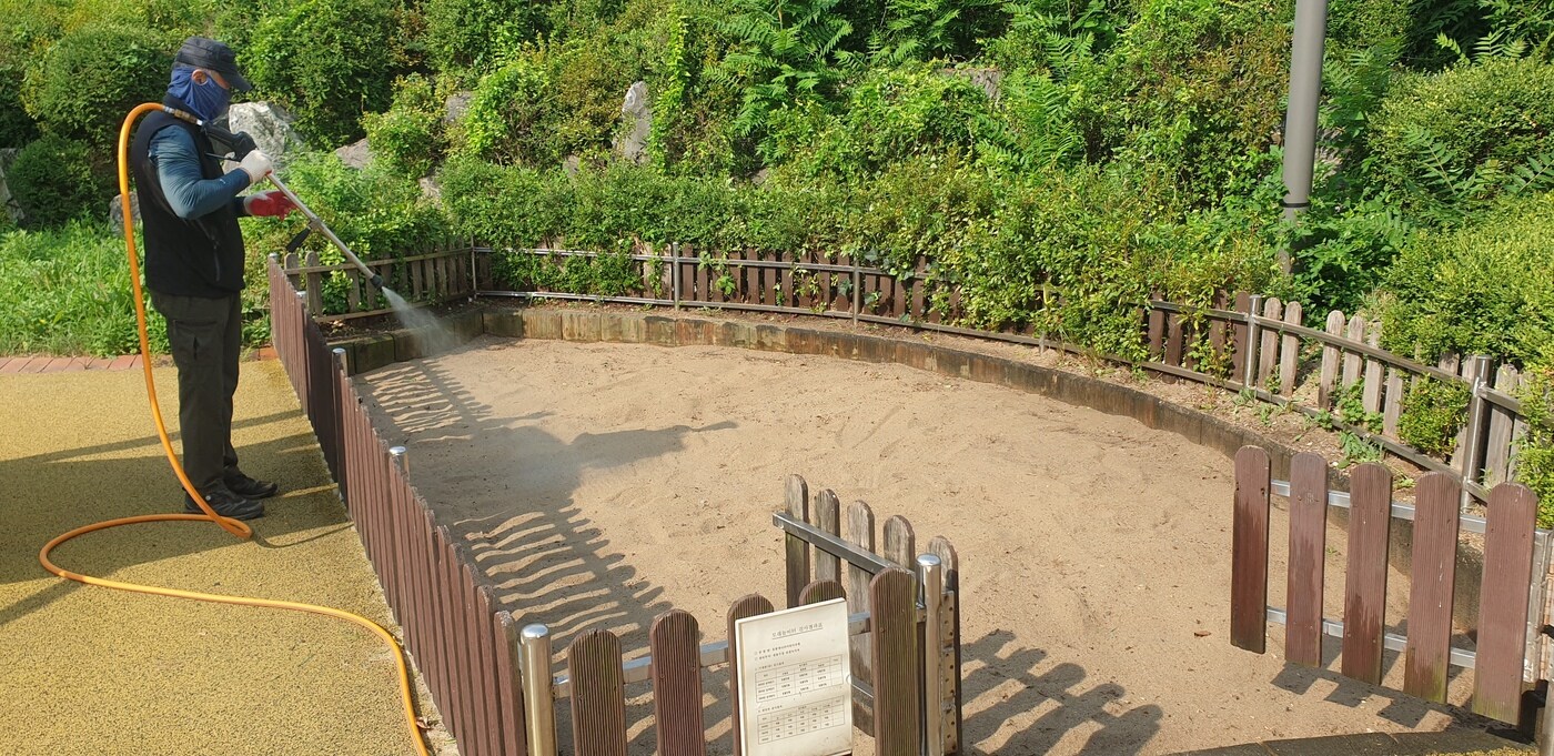 모래놀이터 소독 모습(성동구 제공)