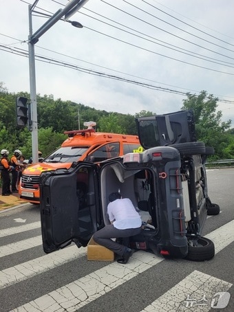 7일 오전 11시 53분께 울산 북구 달천동에서 SUV 차량과 레이 차량이 충돌하면서 레이 차량이 전복되는 사고가 발생했다.(울산 북부소방서 제공. 재판매 및 DB금지)
