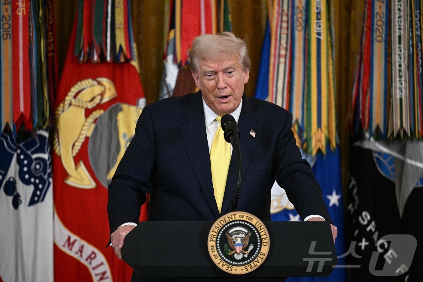 도널드 트럼프 미국 대통령이 7일(현지시간) 워싱턴DC 백악관 이스트룸에서 열린 전투 중 부상을 입거나 전사한 미국 군인들에게 수여하는 '퍼플 하트' 훈장을 기리는 행사를 주최하며 연설하고 있다. ⓒ AFP=뉴스1 ⓒ News1 류정민 특파원