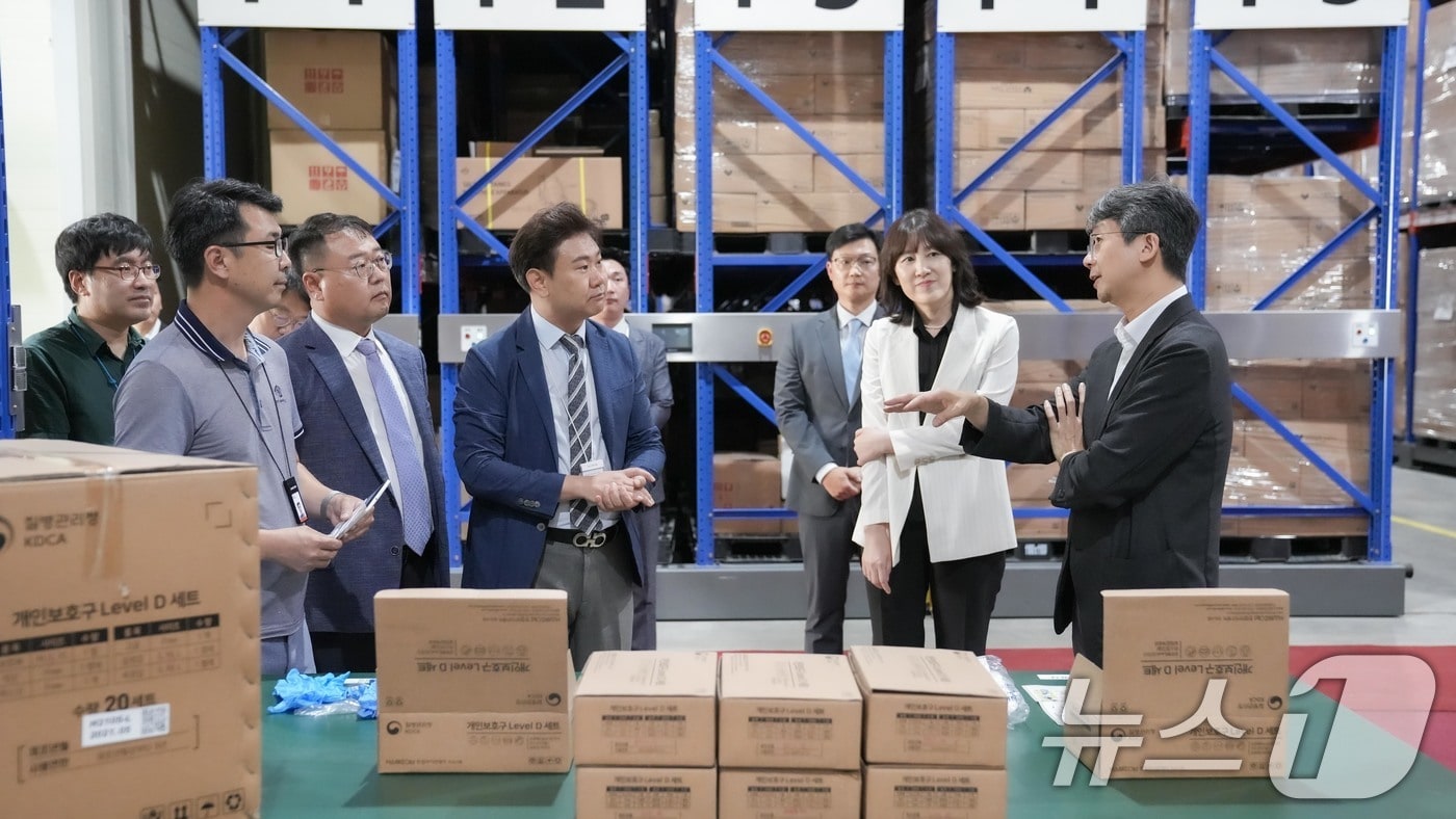 질병관리청은 지난 7일 경기 용인시 방역물자비축센터를 방문해 여름철 코로나19 재유행 가능성에 대비한 개인보호구 등 방역물자 비축·관리 현황을 점검했다고 8일 밝혔다. 임승관 질병관리청 청장이 비축센터에 방문해 방역물자를 확인하고 있다. (질병관리청 제공. 재판매 및 DB 금지) 2025.8.8/뉴스1