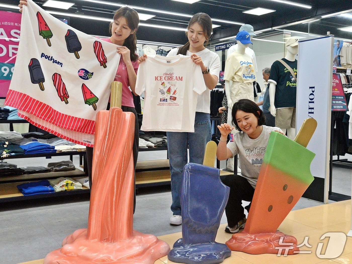 롯데백화점 광복점 관계자들이 폴햄X죠크박 팝업스토어의 제품을 선보이고 있다.(롯데백화점 광복점 제공. 재판매 및 DB 금지)