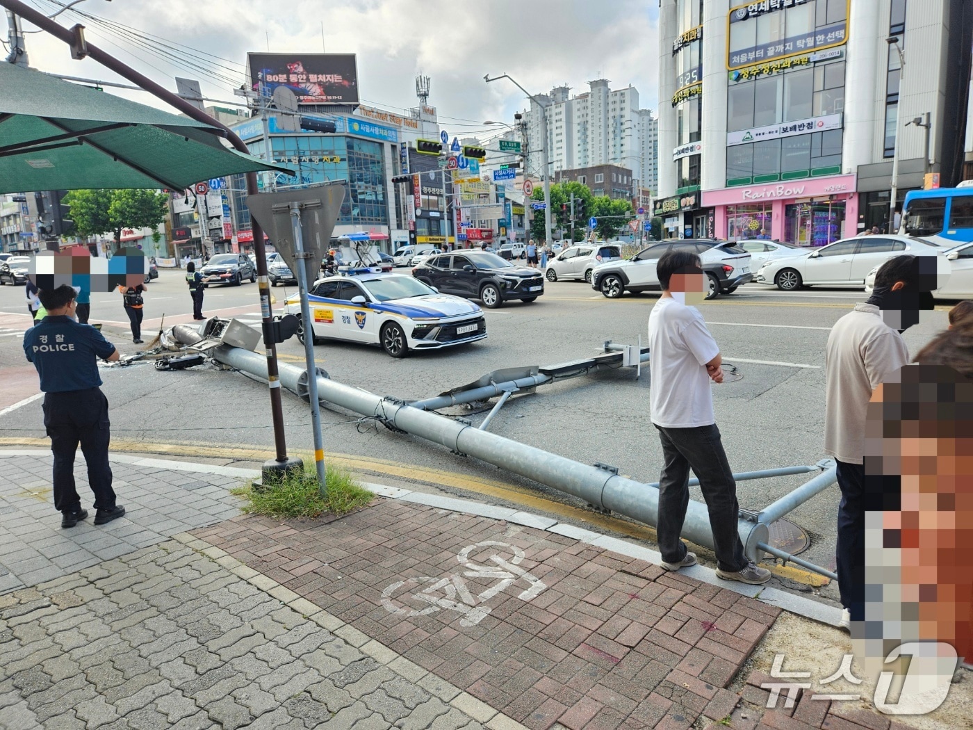 7일 오전 7시 38분쯤 충북 청주시 서원구 사창사거리에서 A 씨(68)가 몰던 45인승 통근버스가 교통단속 카메라 전신주를 들이받았다.(충북소방본부 제공. 재판매 및 DB금지)