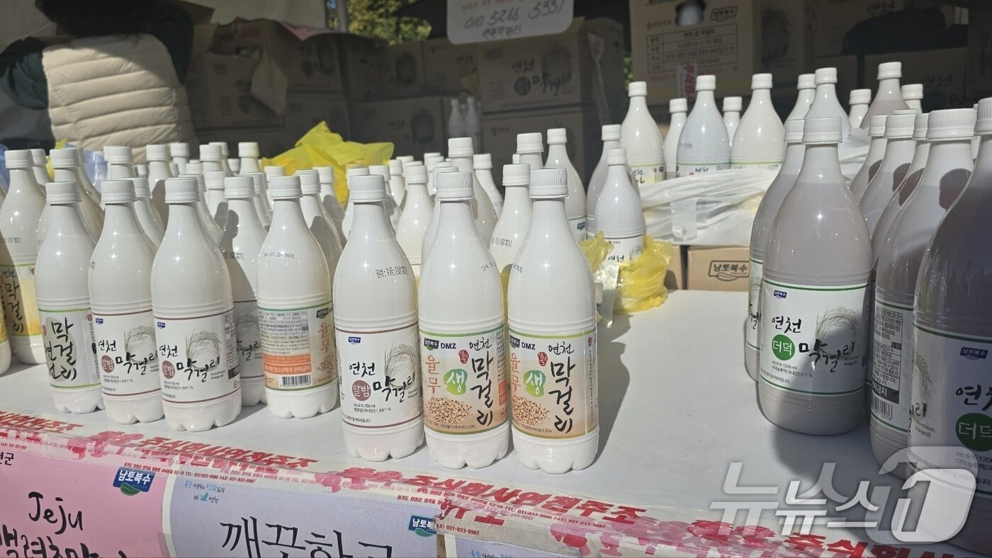 지난해 10월 연곡리유적지에서 열린 '제3회 연천율무축제'에서 대표 율무 가공품인 율무 막걸리가 관광객들의 눈길을 끌고 있다. /박대준 기자