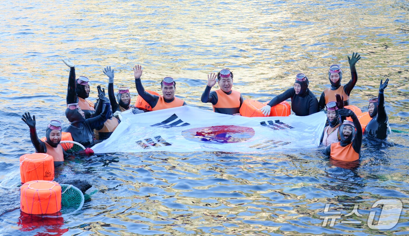 오영훈 제주지사와 해녀들이 독도 해상에서 태극기를 펼쳐보이고 있다(제주도 제공. 재판매 및 DB금지)/뉴스1