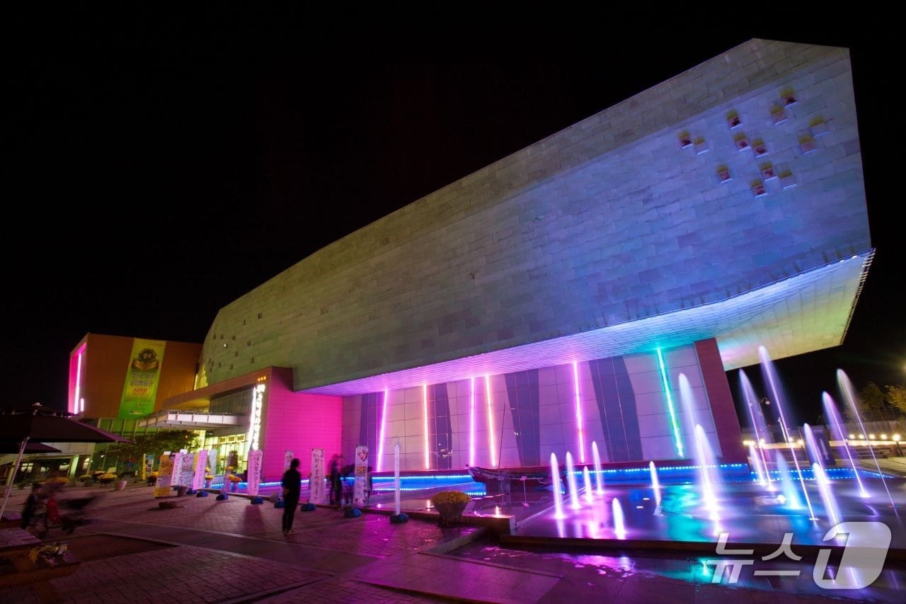 군산근대역사박물관은 '국가유산 미디어아트' 행사가 열리는 기간에 무료로 개관한다.(군산시 제공. 재판매 및 DB금지)