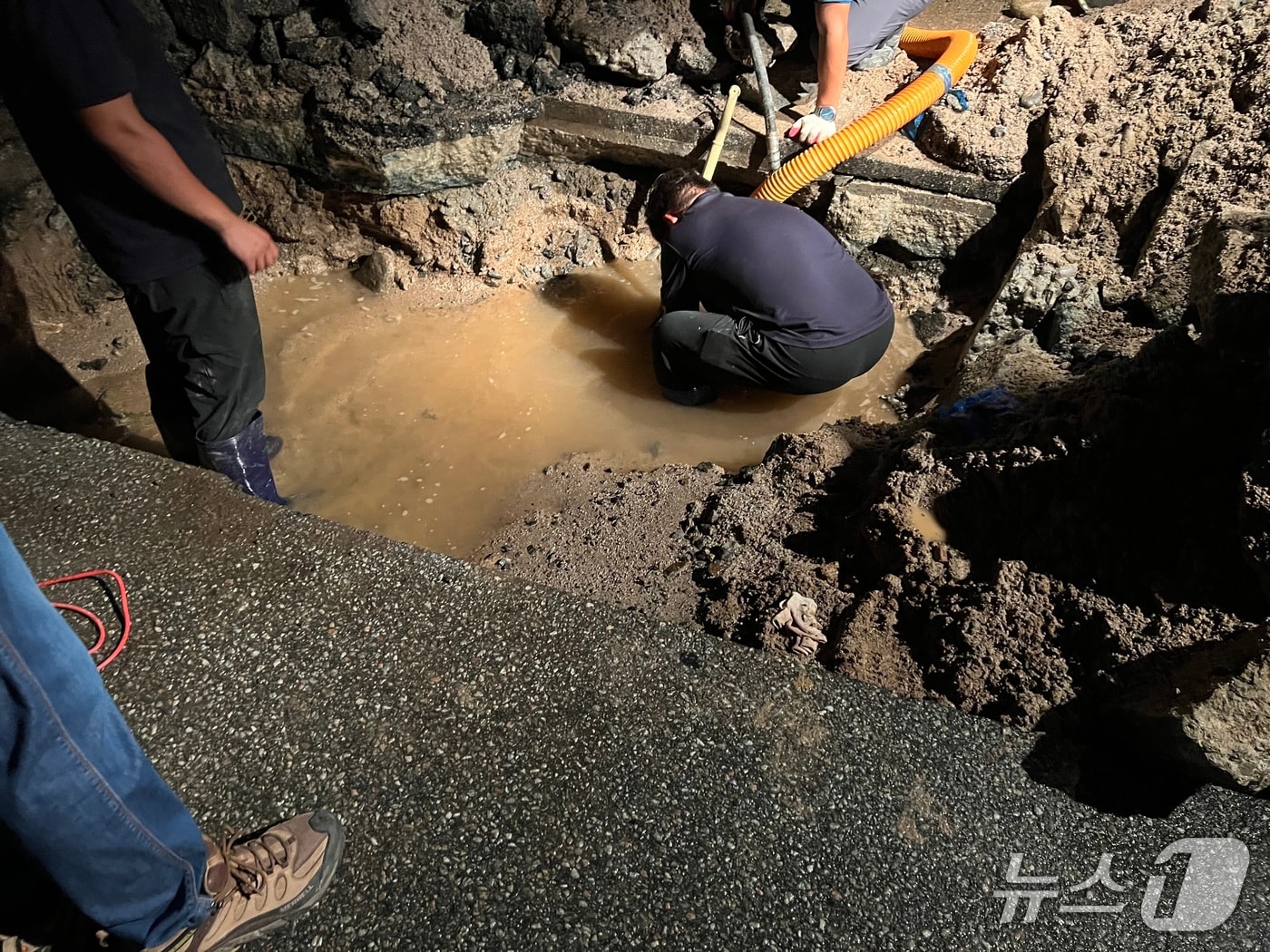 강원 춘천 효자동 팔호광장 인근 주택가 상수도관 파열 복구 공사.(춘천시 제공, 재판매 및 DB금지)